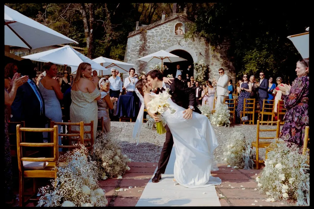 Real wedding in Mexico by Inquadratura, film photo