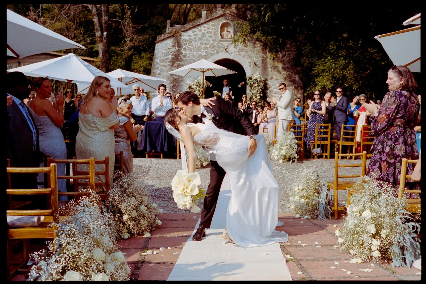 Kiara and Pablo, wedding photographed on film — photo 12