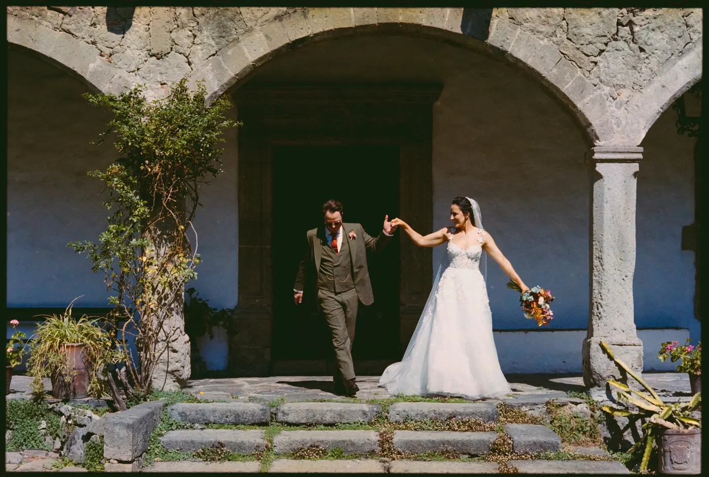 Kiara and Pablo, wedding photographed on film — photo 18